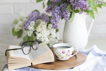 Mesa com livros