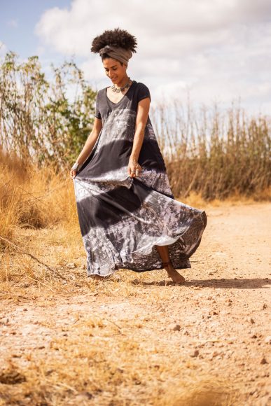 Lorrayne fotografada por Tetê Rodrigues veste Arabescko.