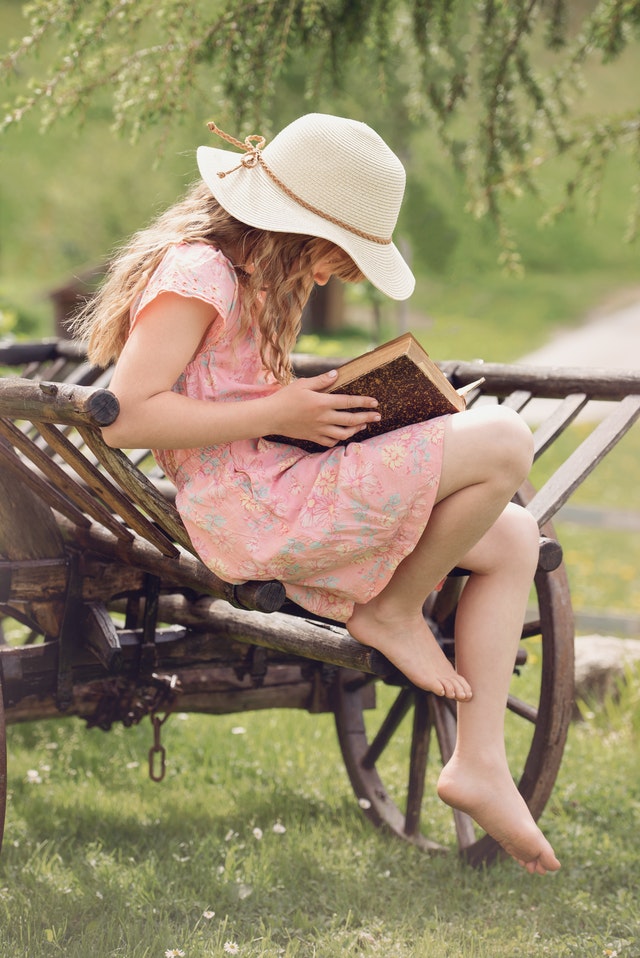 Menina lendo_Imagem disponível em pexels 2022