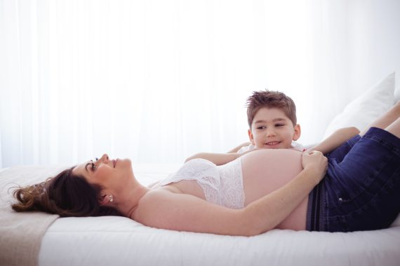 mulher grávida e filho - foto de Fabi Guedes
