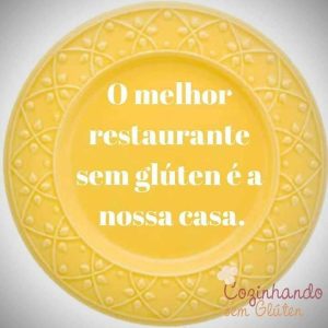 prato amarelo com dizeres "O melhor restaurante sem glúten é a nossa cozinha"