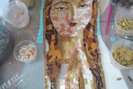Mural de Denise Arantes em forma de mosaico