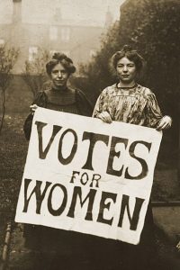 Votes for women . Em português: votos para as mulheres.