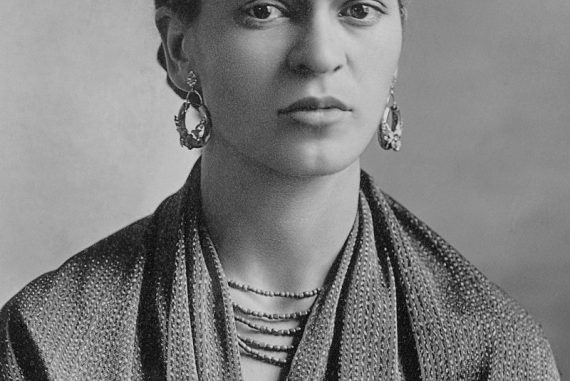 Frida Kahlo. Imagem de 1932 - domínio público.